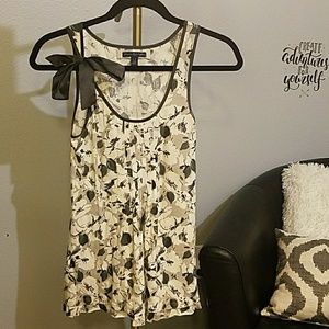American Eagle gray and white floral tank